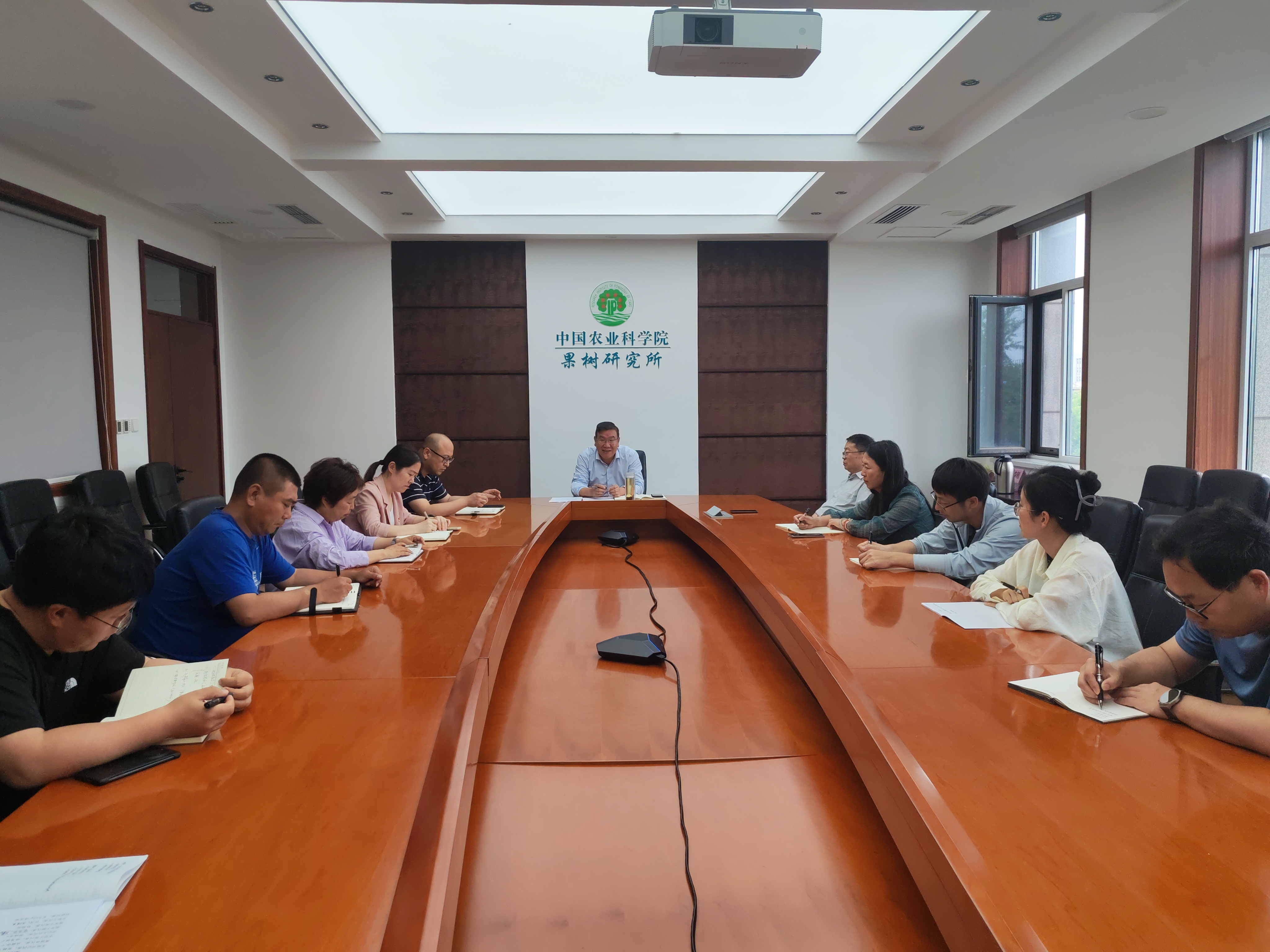 座谈会.jpg